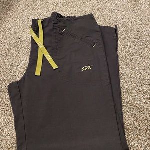 SET Iguana Med Srubs